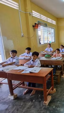 Học sinh ngày càng cao, bàn ghế vẫn “đứng yên” 20 năm? 