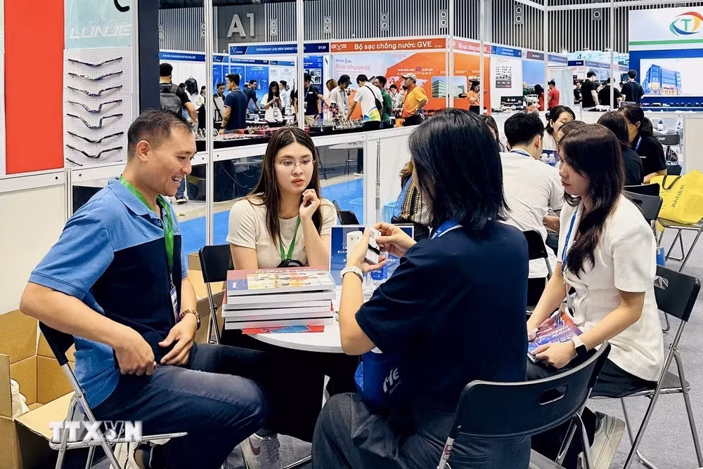 ttxvn-khai-mac-chuoi-trien-lam-quoc-te-the-thao-va-hoi-cho-giao-dich-xuat-khau-chiet-giang-8952523.jpg