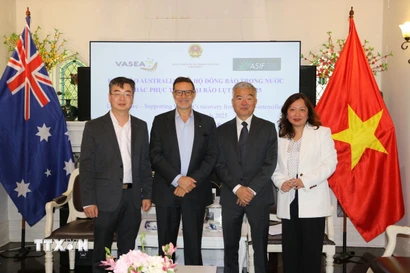 Ông Andrew Goledzinowski (thứ hai từ trái sang), nguyên Đại sứ Australia tại Việt Nam luôn nỗ lực hết sức để thúc đẩy quan hệ giữa Australia và Việt Nam trên mọi lĩnh vực. (Ảnh: Thanh Tú/TTXVN)