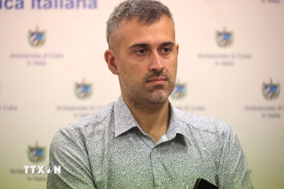 Ông Chinappi trả lời phỏng vấn phóng viên TTXVN tại Rome. (Ảnh: Hải Đăng/TTXVN)