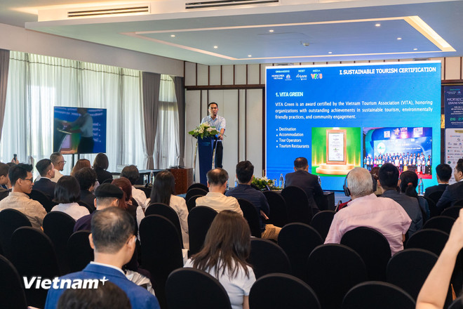 Diskusi mendalam tentang pentingnya sertifikasi - sertifikasi untuk pengembangan pariwisata berkelanjutan di HorecFex 2025. Dalam foto, Bapak Dang Hong Duc, Konsultan Kepatuhan ESG. (Foto: Thanh Phong/Vietnam+) vnp-dulich-horecfex2025ongduc.jpg