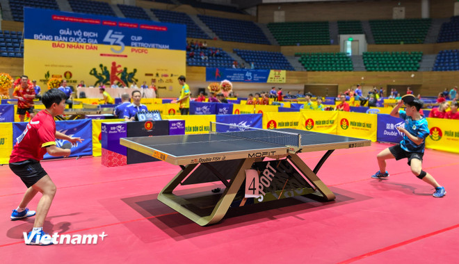 Der Mannschaftswettbewerb der Damen zwischen den teilnehmenden Mannschaften fand direkt im Anschluss an die Eröffnungszeremonie der 43. nationalen Tischtennismeisterschaft der Nhan Dan Newspaper statt. (Foto: Thanh Phong/Vietnam+) vnp-mot-pha-doi-cong-trong-tran-dong-doi-nu-giua-tphcm-vs-da-nang.jpg
