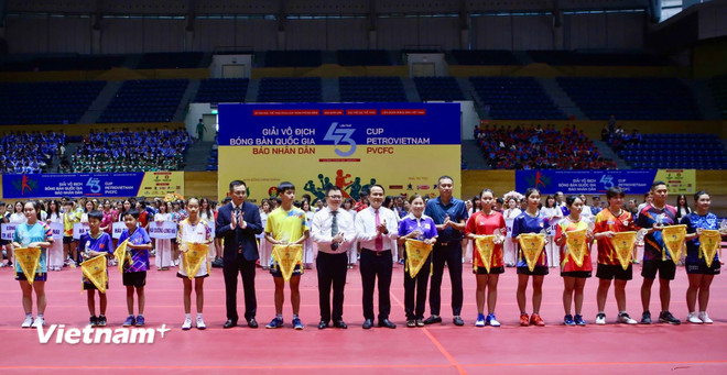 Das Organisationskomitee überreichte den an der 43. nationalen Tischtennismeisterschaft der Nhan Dan Newspaper teilnehmenden Mannschaften Gedenkmedaillen und Flaggen. (Foto: Thanh Phong/Vietnam+) vnp-giaibongban-tangkyniemchuong-03.jpg