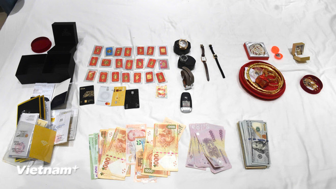 Речові докази, вилучені під час операції. (Джерело: Поліція Дананга) vnp-chuyenan-tienao-quymolon-02.jpg