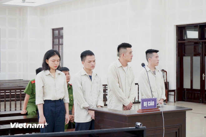 Các bị cáo tại phiên tòa xét xử sơ thẩm vụ án "mua, bán trái phép chất ma túy". vnp-anmatuy02.jpg