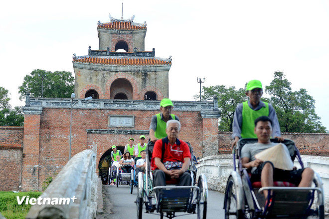 អ្នកទេសចរដែលទៅទស្សនាទីក្រុង Hue Citadel ប្រើប្រាស់ស៊ីក្លូ ដែលជាមធ្យោបាយដឹកជញ្ជូនមួយដែលត្រូវបានលើកទឹកចិត្តដោយរដ្ឋាភិបាលទីក្រុងដើម្បីកាត់បន្ថយការបំភាយឧស្ម័ន។ (រូបថត៖ Thanh Phong/Vietnam+) vnp-hndonga-dulichxanh03.jpg