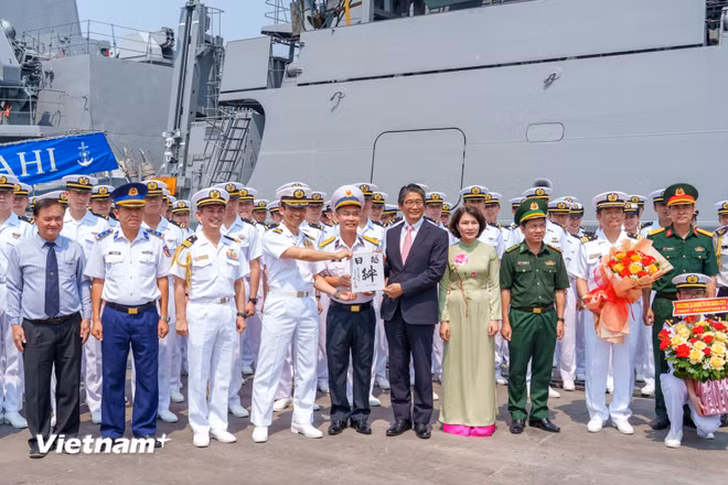 Các đại biểu chụp hình lưu niệm tại lễ đón tàu hộ vệ Asahi. (Ảnh: Thanh Phong/Vietnam+) vnp-2026-04-02-dontau-haiquang-nhat-ban-24.jpg