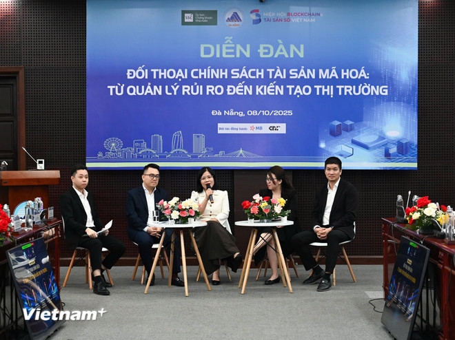 Zástupci příslušných jednotek diskutují s agenturami, organizacemi a jednotlivci v oblasti kryptoaktiv. (Foto: Thanh Phong/Vietnam+) vnp-diendantaisanso02.jpg