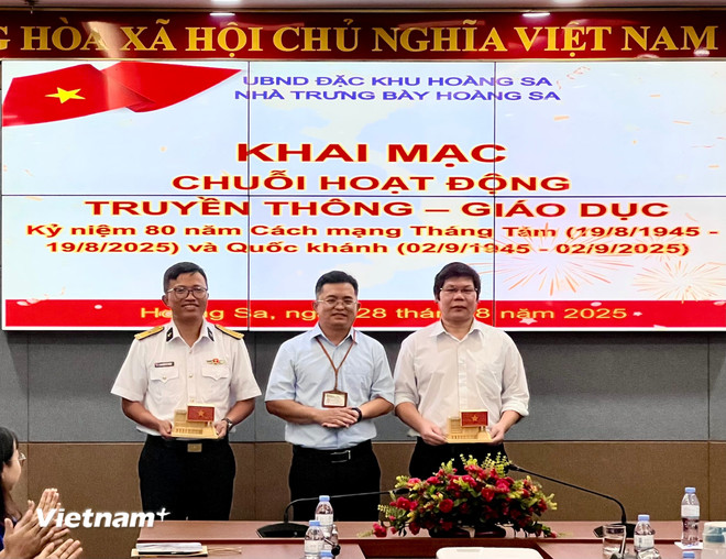 El Sr. Le Tien Cong, director de la Casa de Exposiciones Hoang Sa, entregó recuerdos a los representantes de las dos unidades participantes en el intercambio. (Foto: Thanh Phong/Vietnam+) vnp-nhatrungbayhoangsa02.jpg