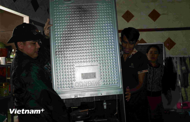 ຊ່ວຍເຫຼືອປະຊາຊົນຍົກຍ້າຍ ແລະວາງເຄື່ອງເຟີນີເຈີໃຫ້ສູງເພື່ອປົກປ້ອງຊັບສິນ. (ພາບ: ກວາງຮົ່ງ-ວັນຕ່າມ/QK5) vnp-maybaykhongnguoilaicuutro02.jpg