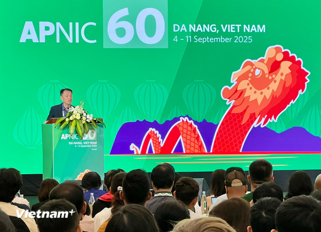 APNIC 이사회 회장 케니 황 씨가 베트남 다낭에서 열린 APNIC 60차 회의에서 개회사를 하고 있다. (사진: Vietnam+) vnp-apnic60-02.jpg