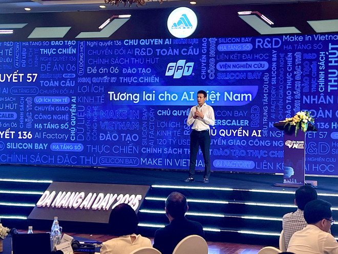 Diễn giả phát biểu tham luận với chủ đề "Tương lai cho AI tại Việt Nam và đề xuất đối với thành phố Đà Nẵng" (Ảnh: Thanh Phong/Vietnam+) tuong-lai-ai-viet-nam-01.jpg