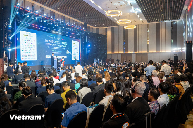 HorecFex 2025, salah satu pameran dan forum teknologi dan inovasi terbesar di industri pariwisata dan jasa di Vietnam saat ini. (Foto: Thanh Phong/Vietnam+) vnp-dulich-horecfex2025.jpg