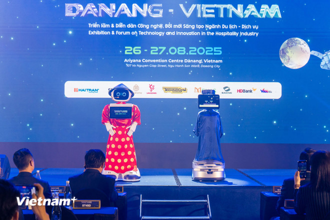 Robot layanan dengan kemampuan otonom dan aplikasi kecerdasan buatan (AI), yang diluncurkan di HorexFex 2025, dapat mendukung bisnis pariwisata dalam berbagai aktivitas praktis. (Foto: Thanh Phong/Vietnam+) vnp-dulich-horecfex2025robot.jpg