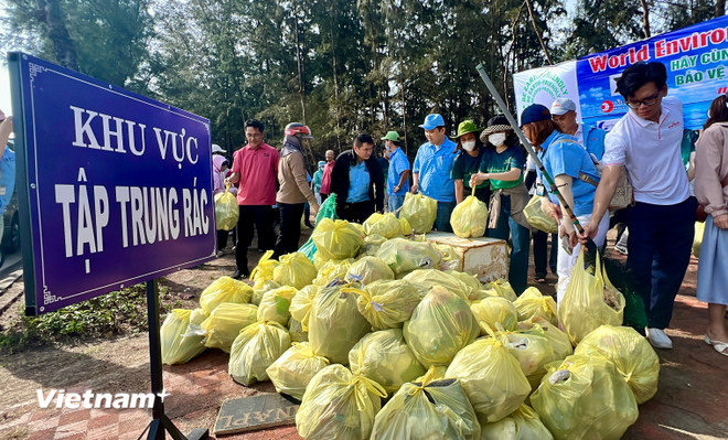 Hơn 1.800 người thuộc 11 công ty đang hoạt động trong khu công nghiệp Hòa Khánh, thành phố Đà Nẵng tham gia sự kiện dọn vệ sinh tuyến biển Nguyễn Tất Thành. (Ảnh: Thanh Phong/Vietnam+) vnp-moitruong01.jpg