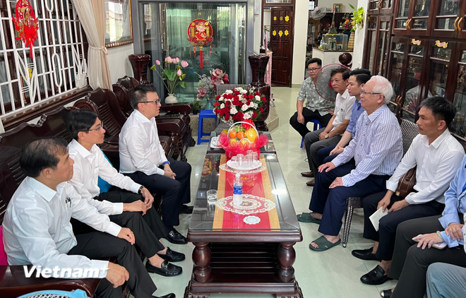 សមមិត្ត Le Quoc Minh បានទៅសួរសុខទុក្ខ និងជូនដំណឹងអំពីព័ត៌មានមួយចំនួនអំពីស្ថានភាពបច្ចុប្បន្ននៃសកម្មភាពរបស់សារព័ត៌មានបដិវត្តន៍វៀតណាម។ (រូបថត៖ Thanh Phong/Vietnam+) vnp-hoinhabao-02.jpg