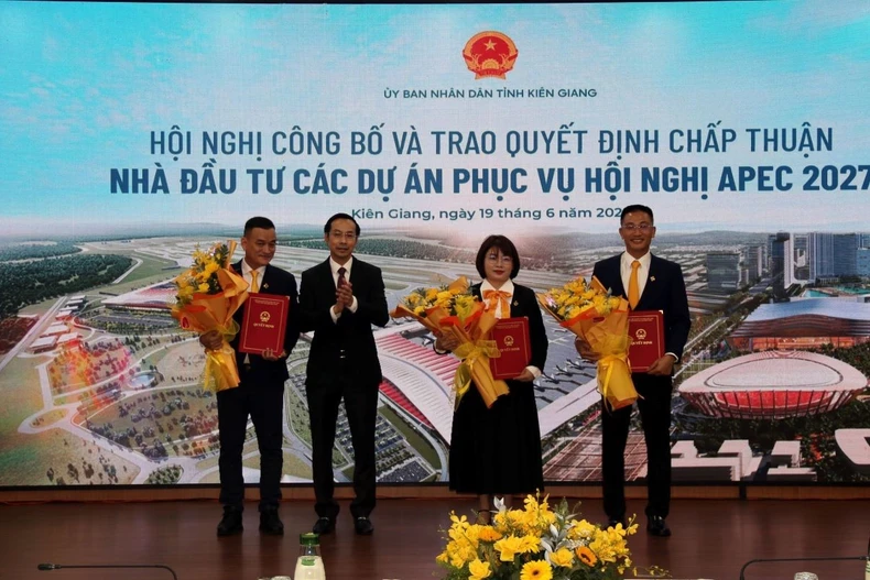 Chủ tịch Ủy ban Nhân dân tỉnh Kiên Giang Nguyễn Thanh Nhàn trao Quyết định cho các nhà đầu tư. (Ảnh: Lê Sen/TTXVN)