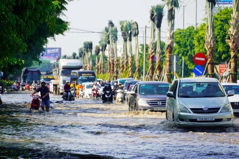Nhiều xe môtô bị chết máy do đường Võ Nguyên Giáp, phường 12, thành phố Vũng Tàu ngập sâu sau mưa lớn. (Ảnh: Hoàng Nhị/TTXVN)