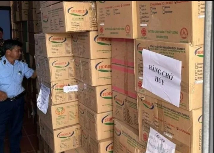Lực lượng chức năng phát hiện gần 25 tấn sữa bột không rõ nguồn gốc. (Ảnh: Công an Long An)