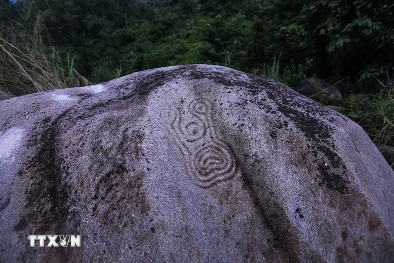 Khối đá có một hình vẽ gợi nhiều hình ảnh liên tưởng. (Ảnh: Trọng Đạt/TTXVN)