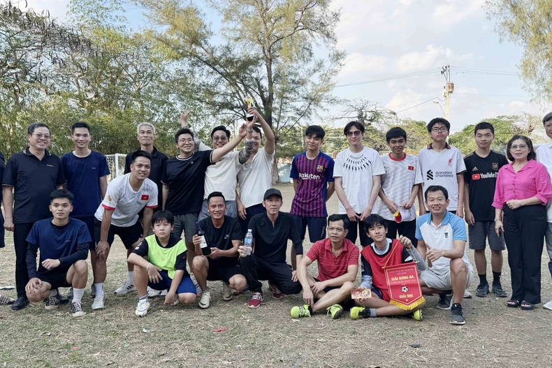 Đại sứ Lê Quang Long và phu nhân Nguyễn Thị Ngọc Thư chụp ảnh cùng các cầu thủ thi đấu. (Ảnh: Việt Hùng/TTXVN)