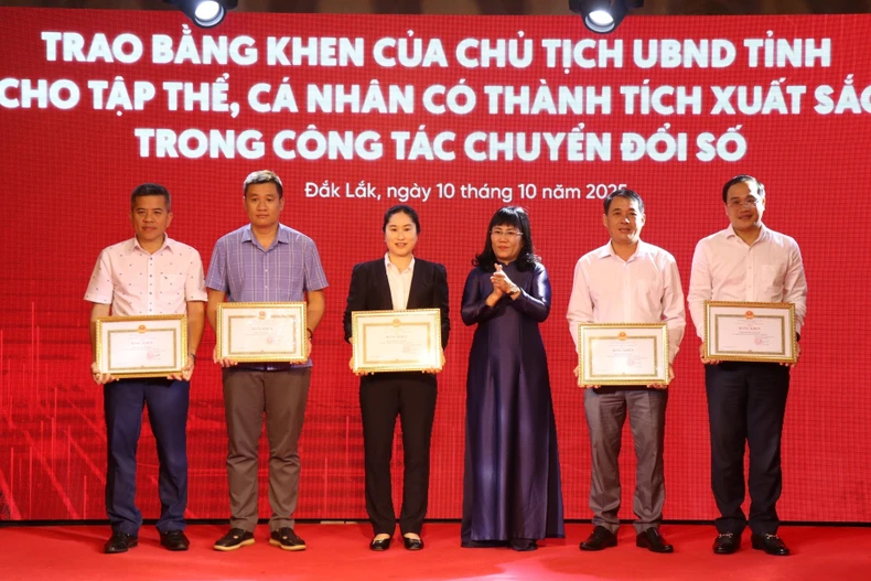 Ủy ban Nhân dân tỉnh Đắk Lắk tặng Bằng khen cho tập thể có thành tích xuất sắc trong công tác chuyển đổi số năm 2025. (Ảnh: Tuấn Anh/TTXVN)