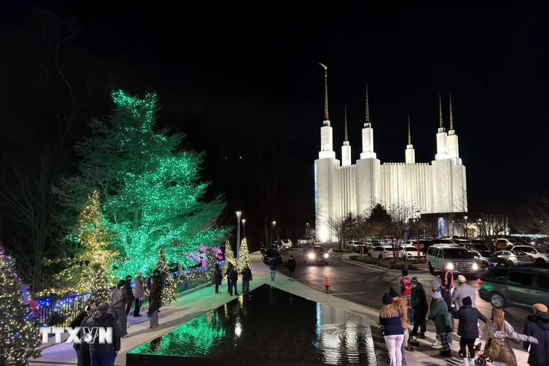 Tọa lạc tại Kensington, bang Maryland, ngôi đền nổi bật với kiến trúc trắng trang nhã và những ngọn tháp cao vươn lên giữa không gian rộng lớn. (Ảnh: Ngọc Quang/TTXVN)
