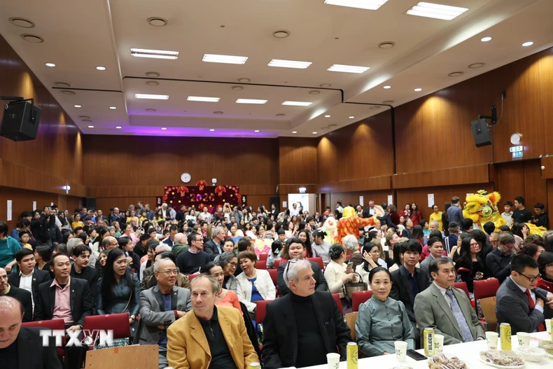 Đông đảo bà con Việt kiều và khách mời tham dự sự kiện. (Ảnh: Việt Thắng/TTXVN)