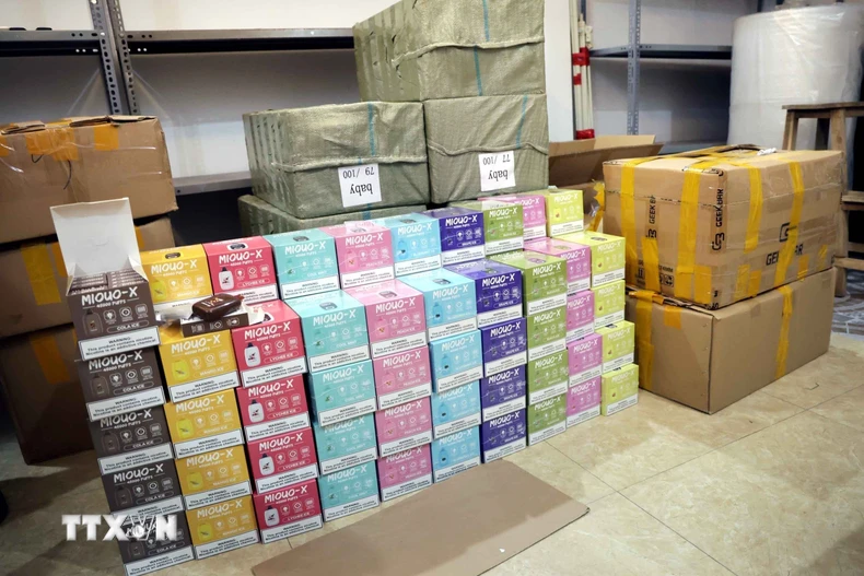 Kho hàng lưu trữ thuốc lá điện tử. (Ảnh: Công Tường/TTXVN)