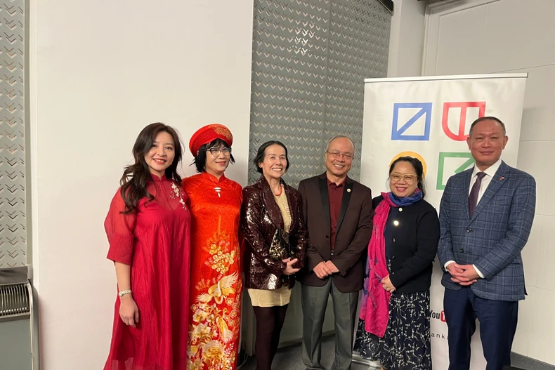 Nghệ sỹ Kiều Anh chụp ảnh lưu niệm cùng Đại sứ Phạm Trường Giang. (Nguồn: TTXVN)