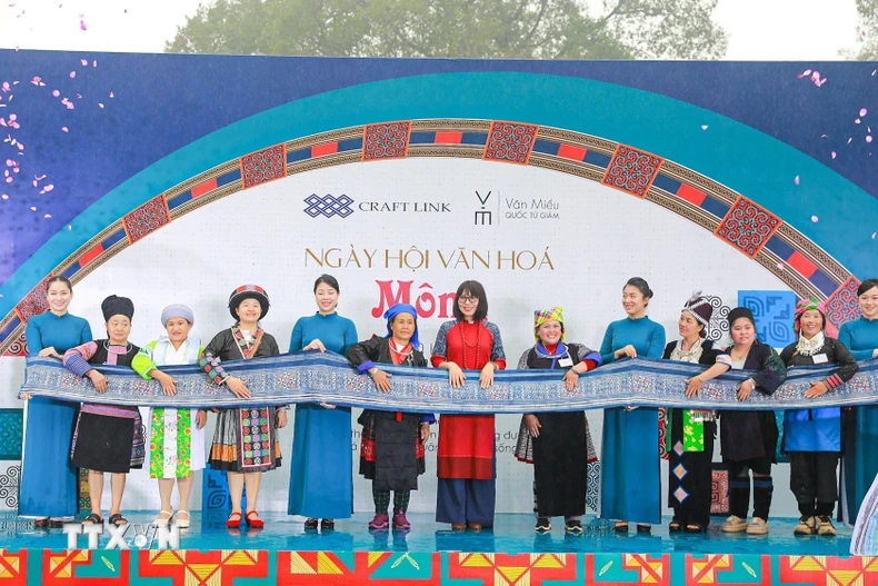 8 nhóm Mông đến từ Cao Bằng, Lào Cai, Tuyên Quang, Điện Biên, Phú Thọ, Nghệ An làm nghi thức khai mạc Ngày hội. (Ảnh: Khánh Hoà/TTXVN)