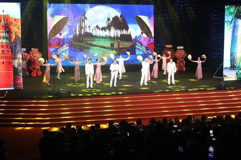 Các nghệ sỹ Việt Nam biểu diễn tại chương trình. (Ảnh: Trần Lê Lâm/TTXVN)
