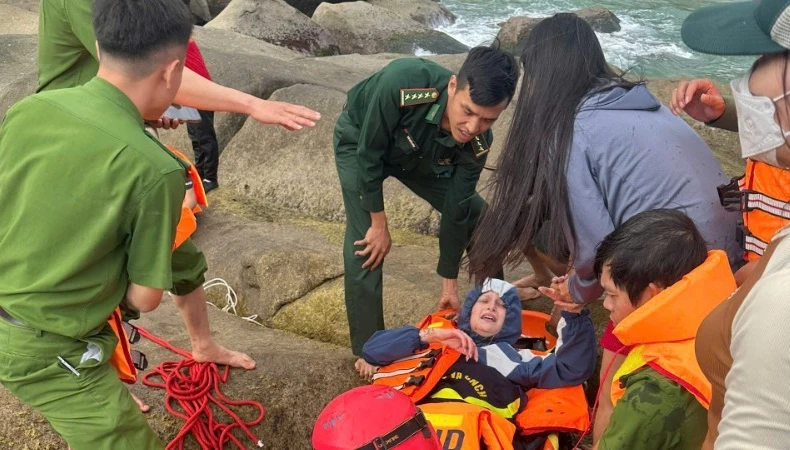 Lực lượng Biên phòng phối hợp các lực lượng khẩn trương tổ chức sơ cứu, đưa nạn nhân bị nạn bảo đảm an toàn để chuyển đến cơ sở y tế.