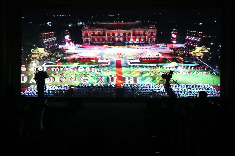 Trình chiếu di sản của thành phố Huế tại hội nghị. (Ảnh: Nguyên Lý/TTXVN)