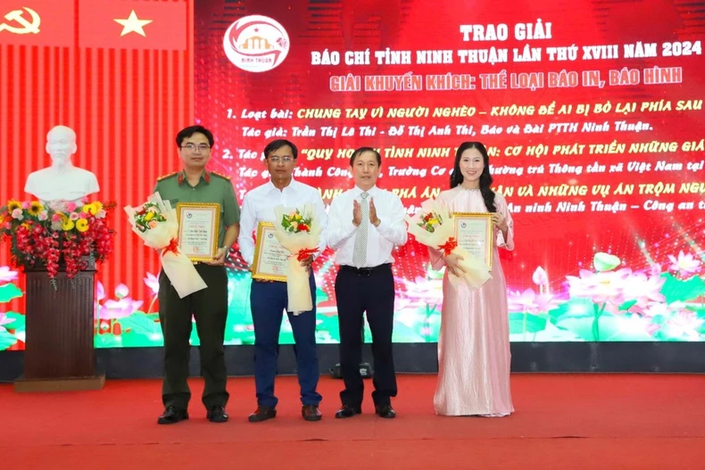 Hội đồng Giải Báo chí tỉnh Ninh Thuận trao giải cho các tác giả, nhóm tác giả đạt giải. (Ảnh: Công Thử/TTXVN)