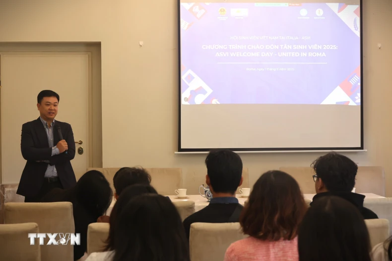 Đại diện Đại sứ quán Việt Nam tại Italy, ông Nguyễn Đăng Hải Hùng trao đổi với các bạn tân sinh viên Việt Nam. (Ảnh: Thanh Hải/TTXVN)