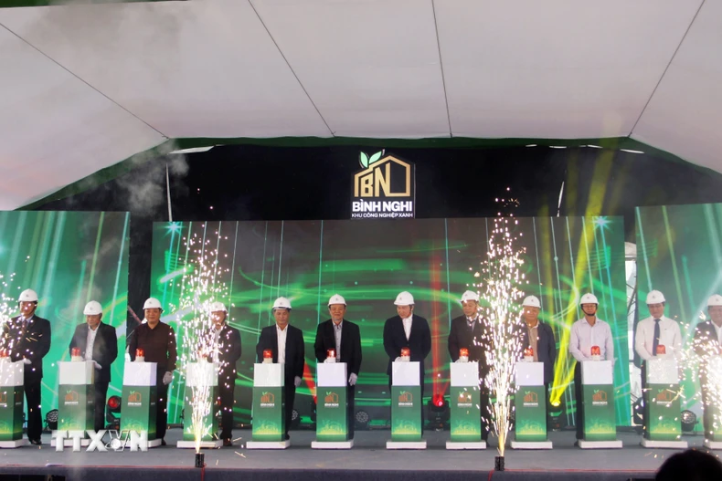 Các đại biểu bấm nút khởi công dự án. (Ảnh: Trịnh Bang Nhiệm/TTXVN)