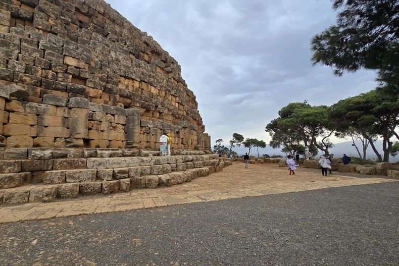 Lăng mộ được xây bằng các khối đá lớn gồm khối hình trụ đặt trên nền vuông. (Ảnh: Nguyễn An/TTXVN)