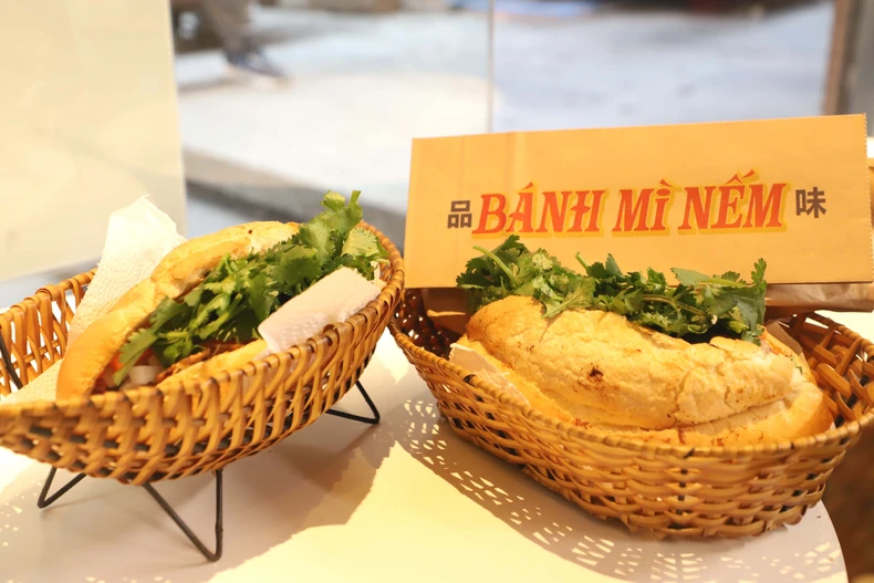 Bánh mỳ Nếm với phần nhân đầy đặn, chuẩn hương vị Sài Gòn. (Ảnh: Xuân Vịnh/TTXVN)