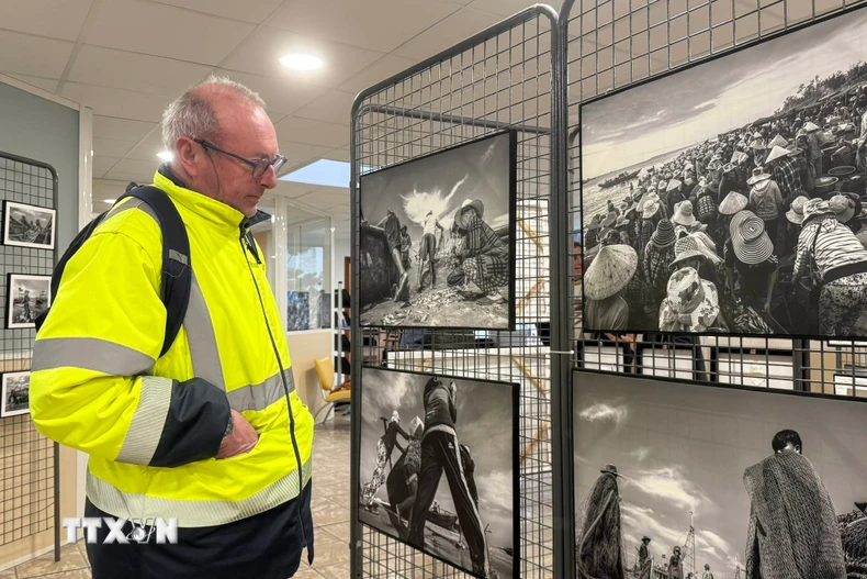 Khách tham quan triển lãm "Biển trong chúng ta" tại Tòa thị chính thành phố Chateaudun (Pháp). (Ảnh: Hữu Chiến/TTXVN)