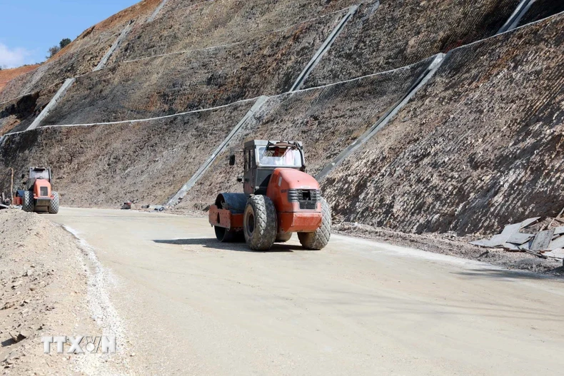 Hệ thống máy móc thi công những mét đường cuối cùng của gói xây lắp số 07, gói xây mới 100% và có khối lượng giải phóng mặt bằng lớn nhất. (Ảnh: Quý Trung/TTXVN)