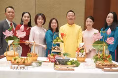 Phó Giáo sư, Tiến sỹ Nguyễn Xuân Diện (thứ 3, từ phải qua) tham gia hoạt động giới thiệu ẩm thực Việt tại Trùng Khánh. (Ảnh: TTXVN phát)