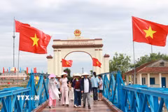 Du khách tham quan Di tích quốc gia đặc biệt Đôi bờ Hiền Lương-Bến Hải. (Ảnh: Tường Vi/TTXVN)