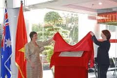 Trong chuyến thăm chính thức Việt Nam, Thủ tướng Australia Julia Gillard khánh thành toà nhà mới của Đại học RMIT tại Hà Nội (10/2010). (Ảnh: Bích Ngọc/TTXVN)