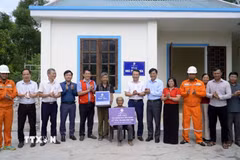 Công ty Điện lực Quảng Trị và Hội Chữ thập đỏ tỉnh Quảng Trị phối hợp khánh thành, bàn giao công trình nhà ở cho các hộ gia đình trên địa bàn. (Ảnh: Võ Dung/TTXVN)