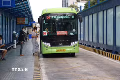 Hành khách lên xe buýt tại Trạm trung chuyển xe buýt Hàm Nghi, phường Bến Thành. (Ảnh: Hồng Đạt/TTXVN)