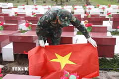 Sau hơn 2 tuần triển khai (từ ngày 23/7 đến 11/8), toàn bộ 3.431/3.431 phần mộ chưa xác định được thông tin tại Nghĩa trang liệt sỹ Bình Thuận đã được khai quật, lấy mẫu. (Ảnh: Hồng Hiếu/TTXVN)