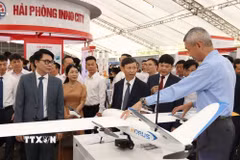 Triển lãm công nghệ tại Techfest Hải Phòng với hơn 150 gian hàng thu hút đông đại biểu tham quan, tìm hiểu. (Ảnh: Mạnh Minh/TTXVN)