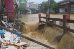 Nước lũ dâng cao tại các ngầm tràn, khe suối tại khu vực Cầu Sập, tổ 4 Duyên Hải, phường Lào Cai. (Ảnh: Hương Thu/TTXVN)
