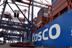 Tàu chở hàng của hãng vận tải COSCO (Trung Quốc) cập cảng Long Beach, California, Mỹ. (Ảnh: THX/TTXVN phát)